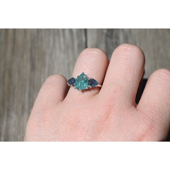 Ocean-Inspired Raw Gemstone Ring with Teal and Blue Crystals on Silver B… - Picture 9 of 9